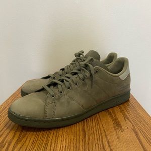 Army green Adidas Stan Smith. Good condition. Marks on left shoe (last picture)
